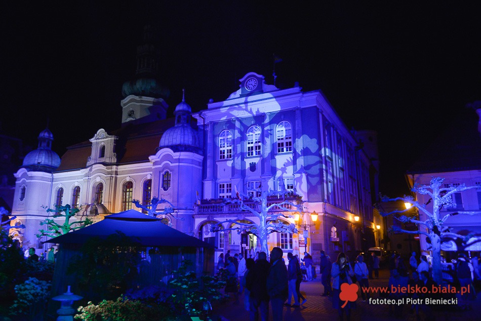 Po zmierzchu Rynek zalśnił kolorami - foto