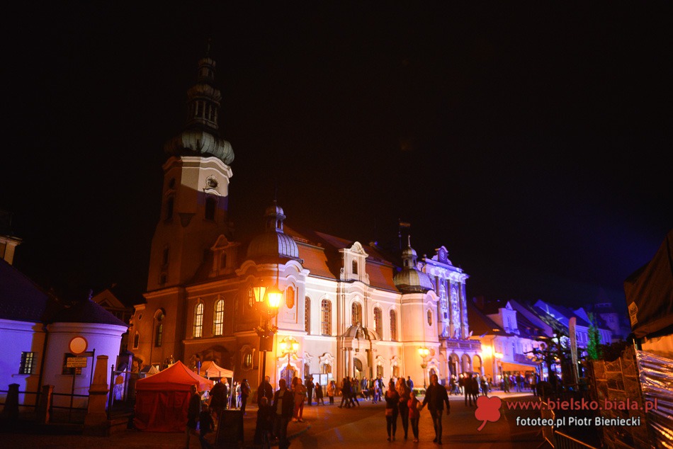 Po zmierzchu Rynek zalśnił kolorami - foto