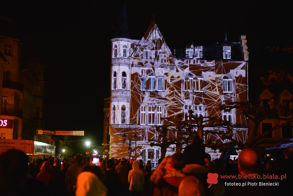 Po zmierzchu Rynek zalśnił kolorami - foto