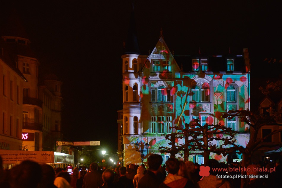 Po zmierzchu Rynek zalśnił kolorami - foto
