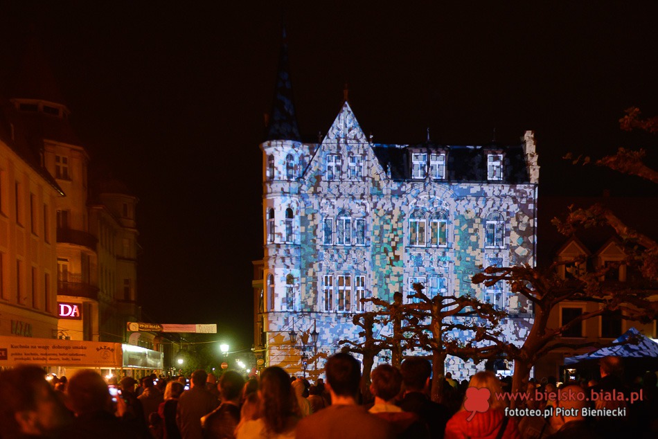Po zmierzchu Rynek zalśnił kolorami - foto