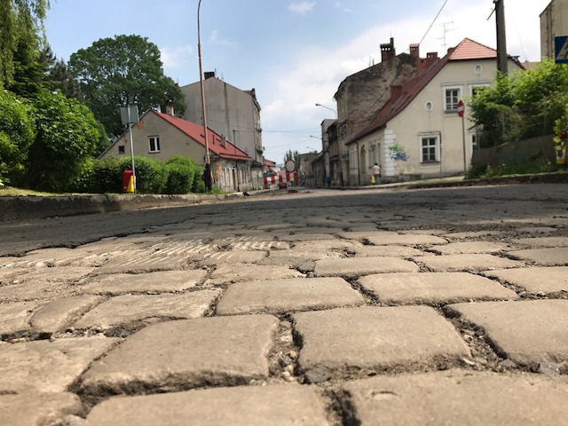 Zabytkowy bruk pod asfaltem