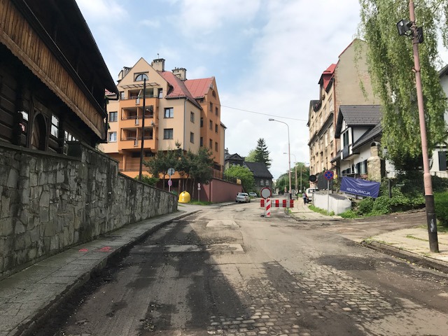 Zabytkowy bruk pod asfaltem