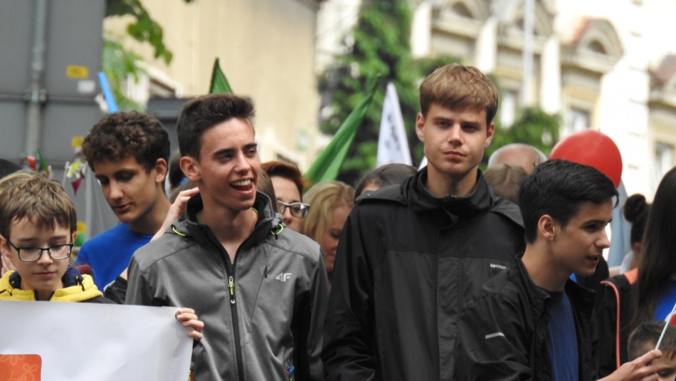 Dla rodziny w strugach deszczu - foto