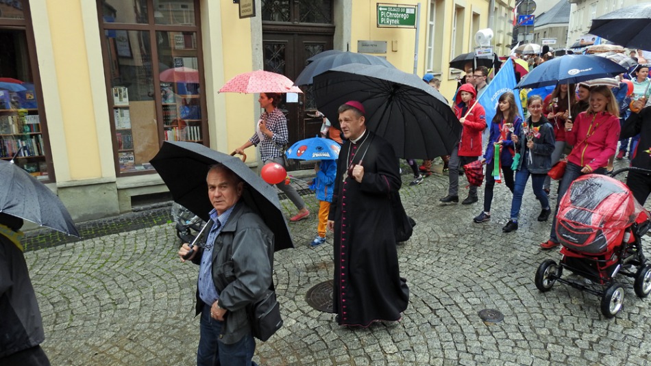 Dla rodziny w strugach deszczu - foto
