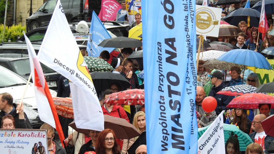 Dla rodziny w strugach deszczu - foto
