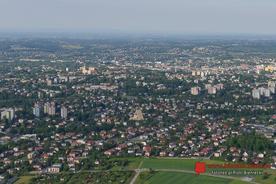 Nad miastem zawieszeni