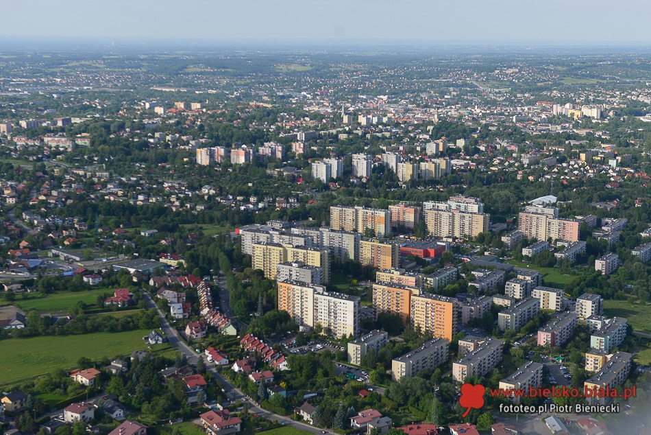 Nad miastem zawieszeni