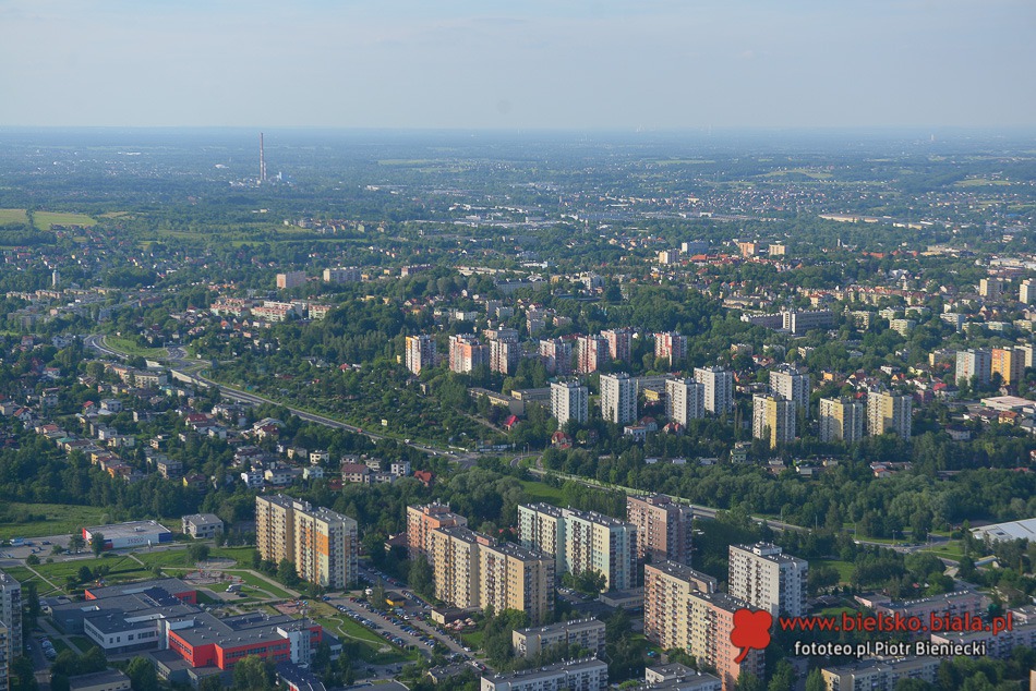 Nad miastem zawieszeni