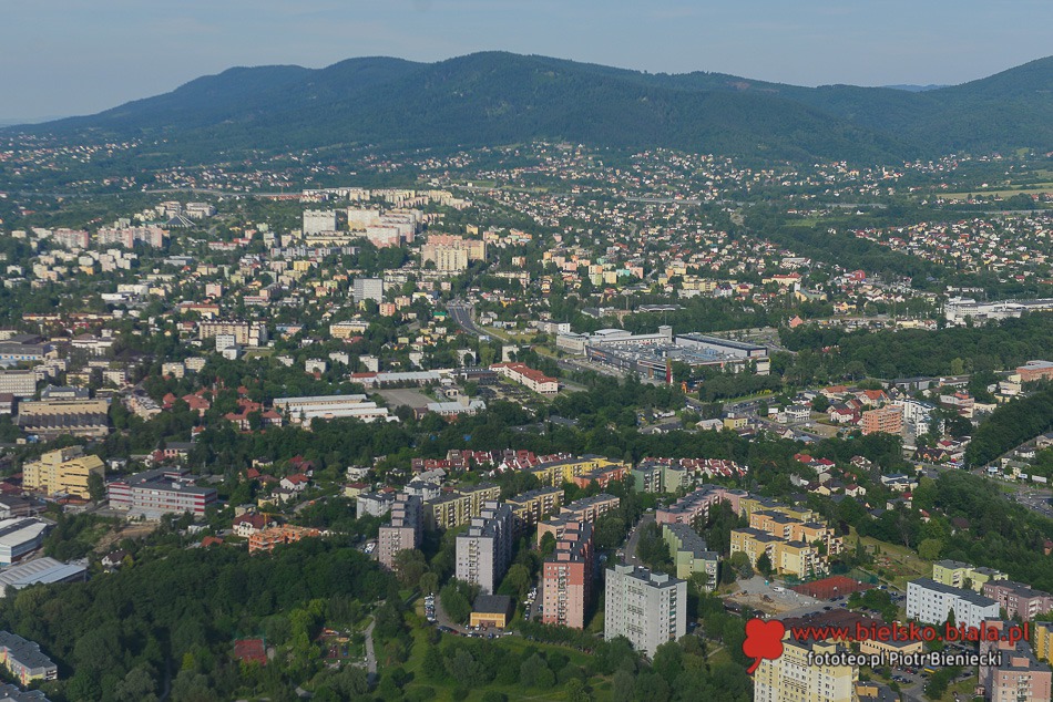 Nad miastem zawieszeni