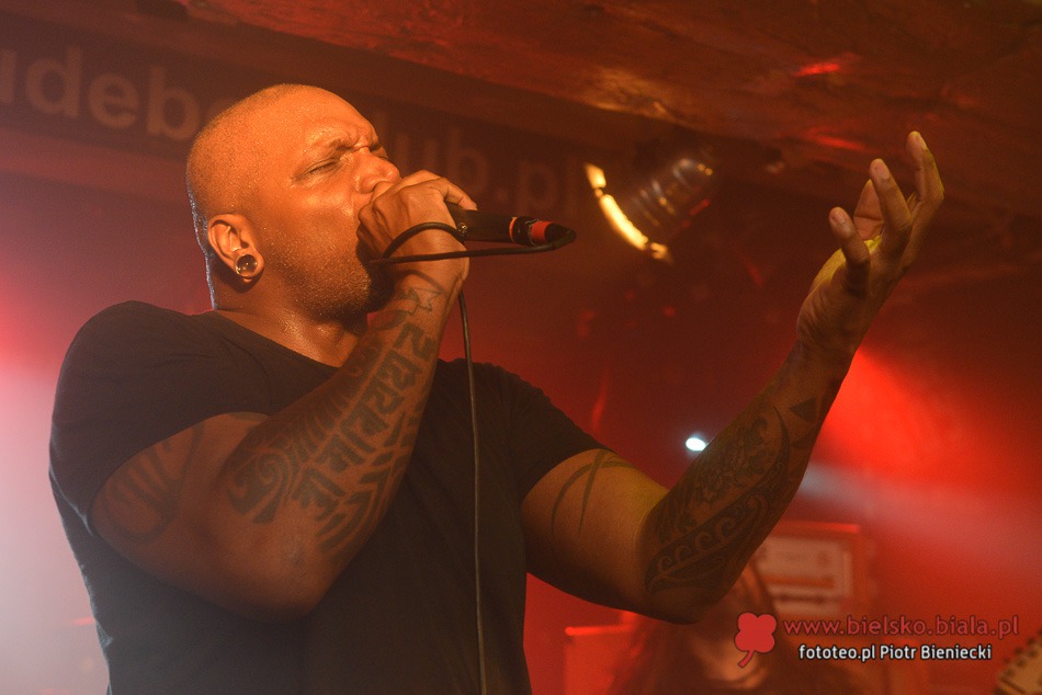 Sepultura z kompletem publiczności - foto