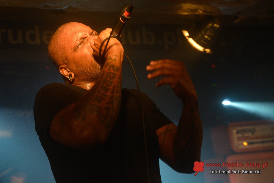 Sepultura z kompletem publiczności - foto