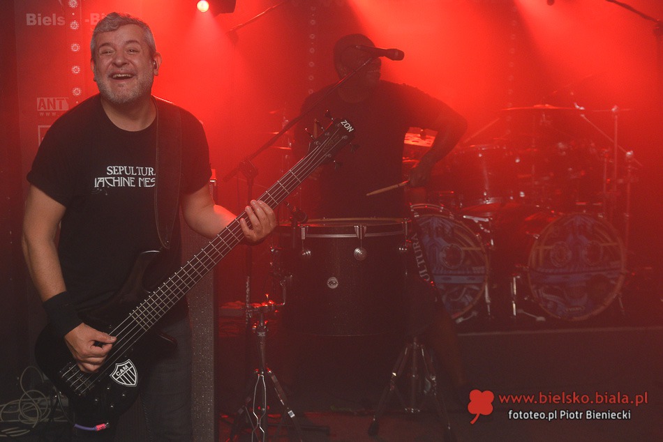 Sepultura z kompletem publiczności - foto