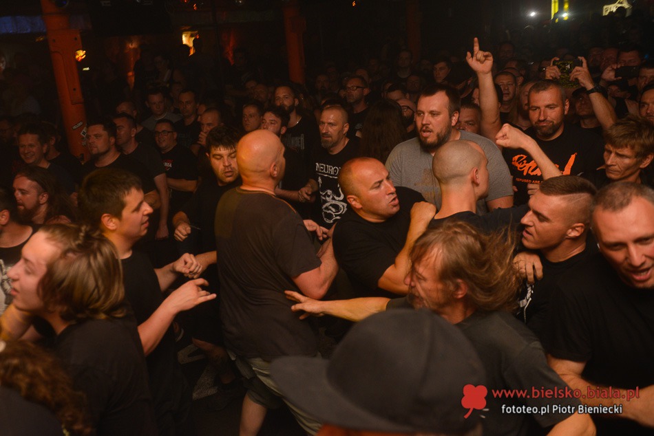 Sepultura z kompletem publiczności - foto