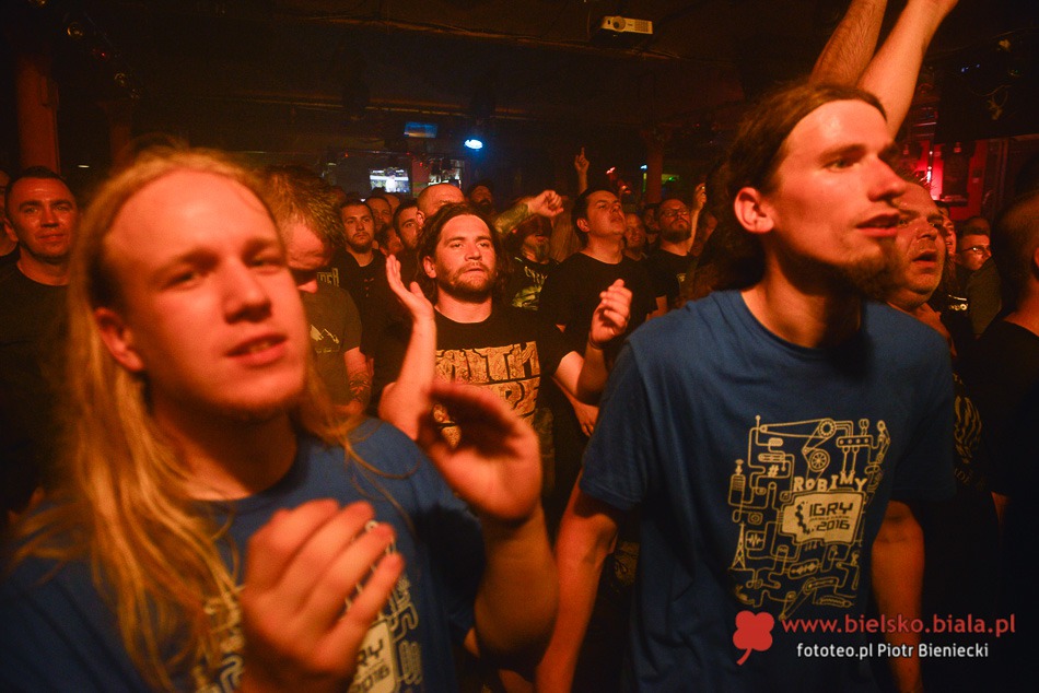 Sepultura z kompletem publiczności - foto