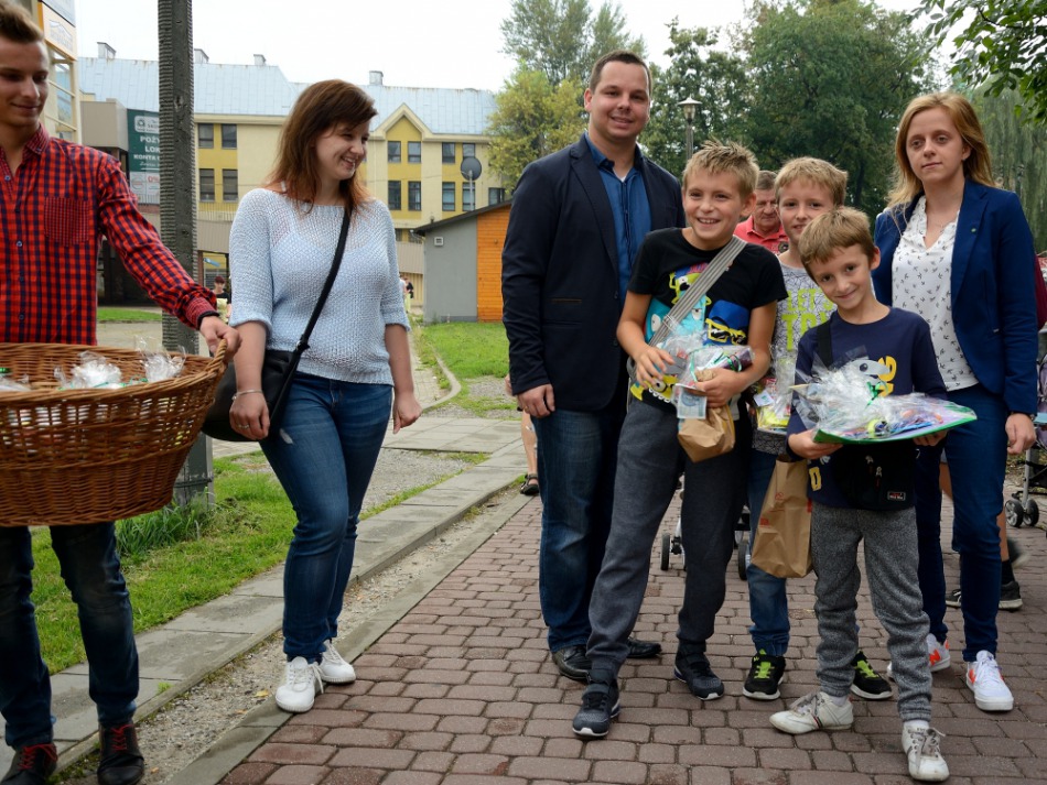 Na ulicy rozdawali wyprawki szkolne - foto