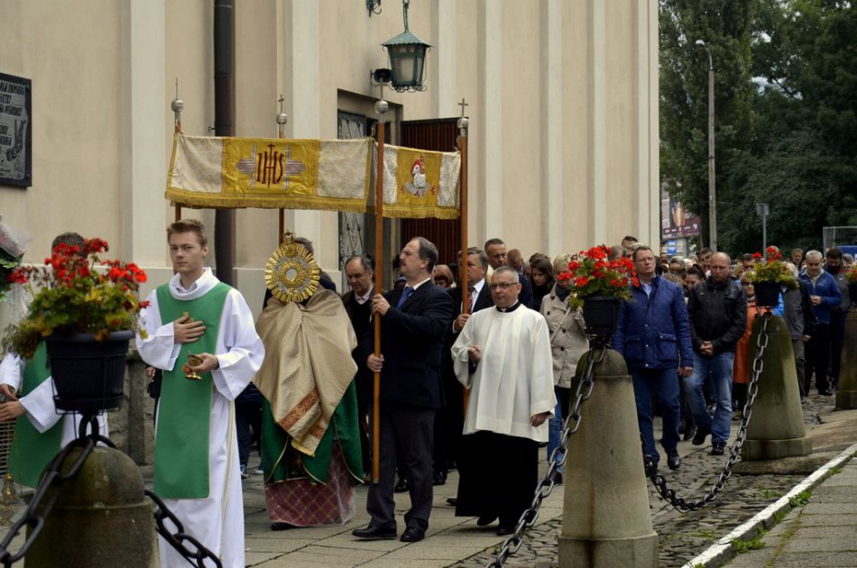 Biskup pojechał na wieś - foto