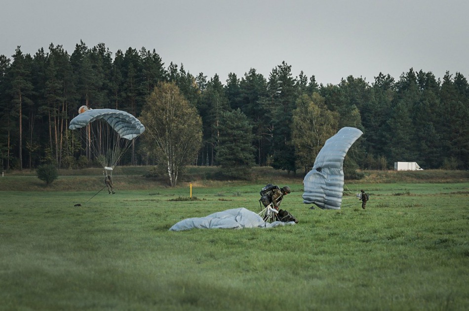 Spadochroniarze opanowali lotnisko - foto
