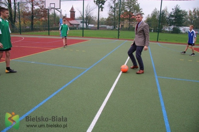 Uradowany prezydent na nowym boisku - foto