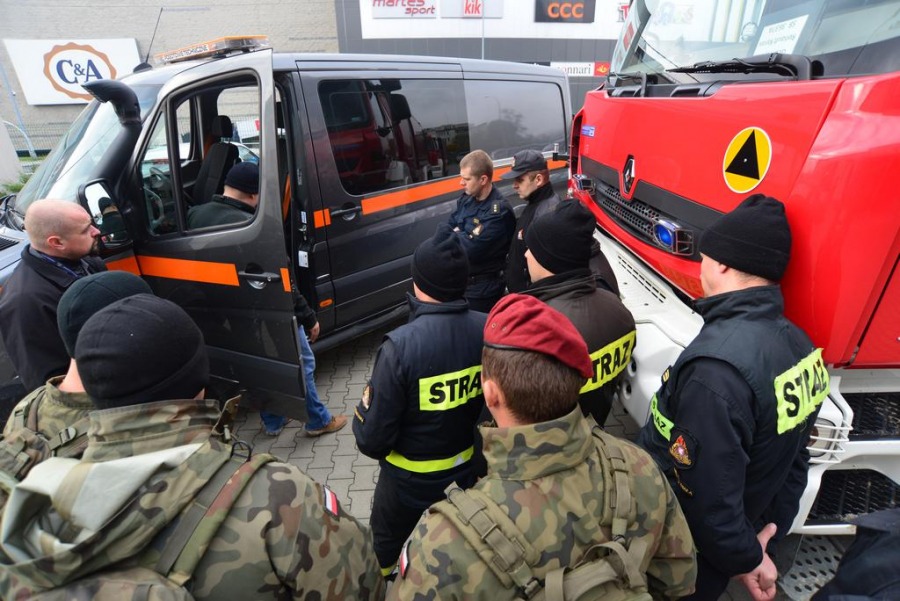 Szkolą się w wodzie, błocie i piachu - foto