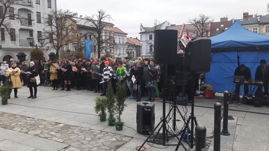 Patriotyczna młodzież na Rynku - foto