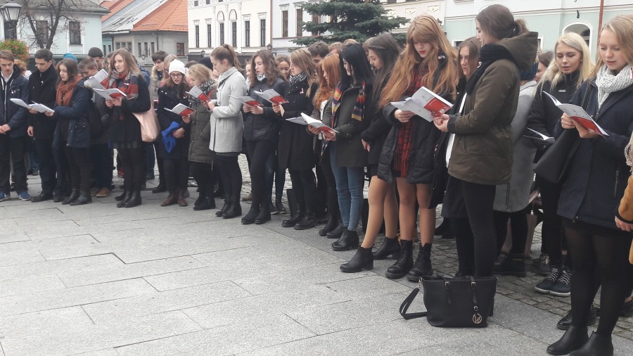 Patriotyczna młodzież na Rynku - foto