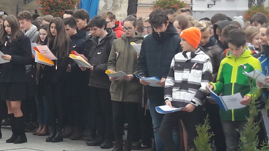 Patriotyczna młodzież na Rynku - foto