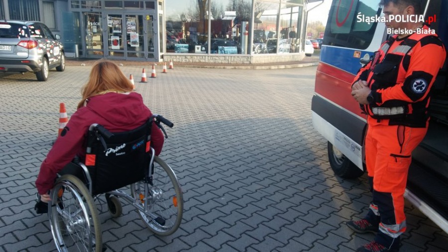 Ciało w worku i trumna przy drodze - foto