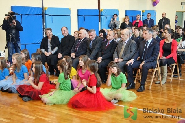 Władza otwiera boisko. Gala w szkole