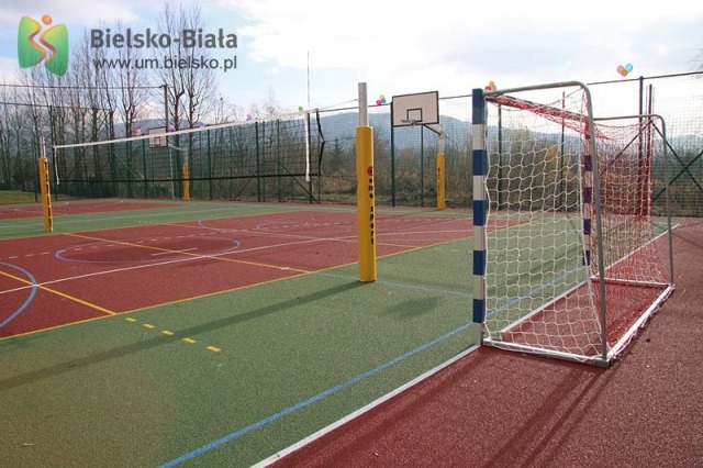 Władza otwiera boisko. Gala w szkole