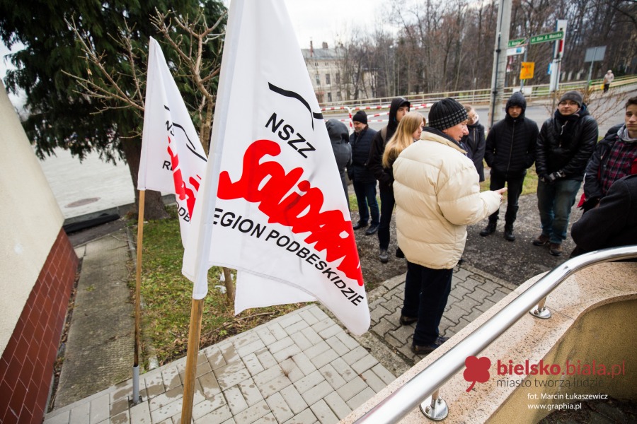 Mundurowi z pałami i koksowniki w centrum