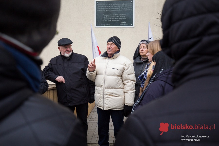 Mundurowi z pałami i koksowniki w centrum