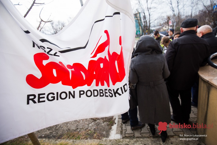 Mundurowi z pałami i koksowniki w centrum
