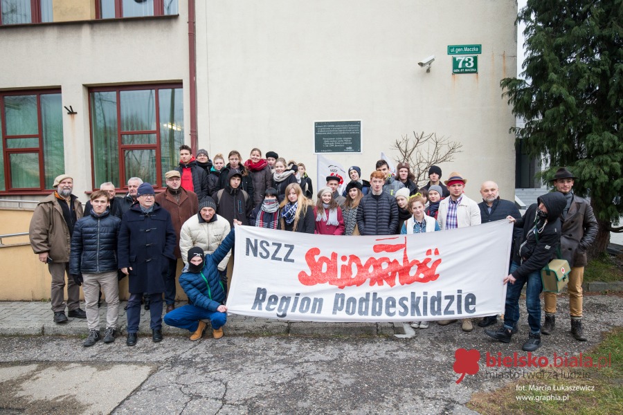 Mundurowi z pałami i koksowniki w centrum