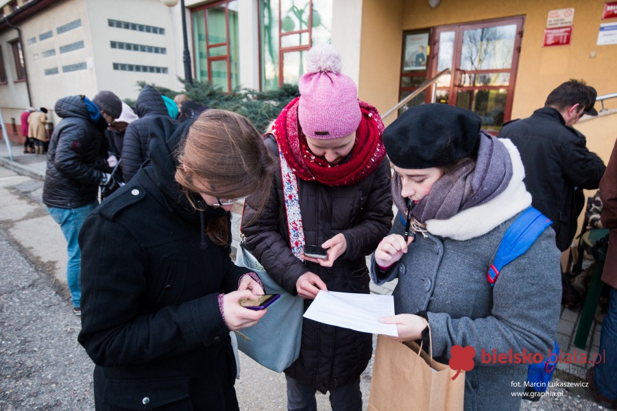Mundurowi z pałami i koksowniki w centrum