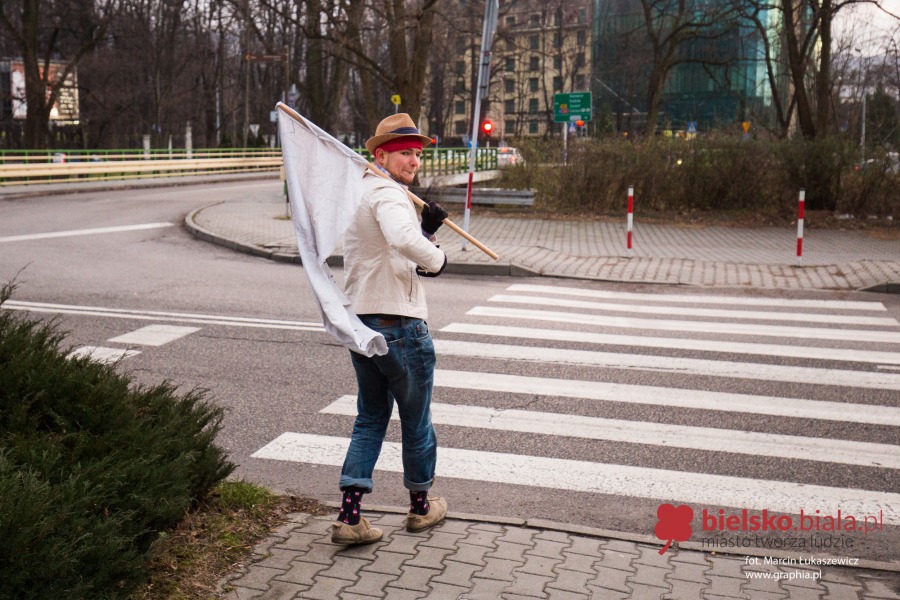 Mundurowi z pałami i koksowniki w centrum