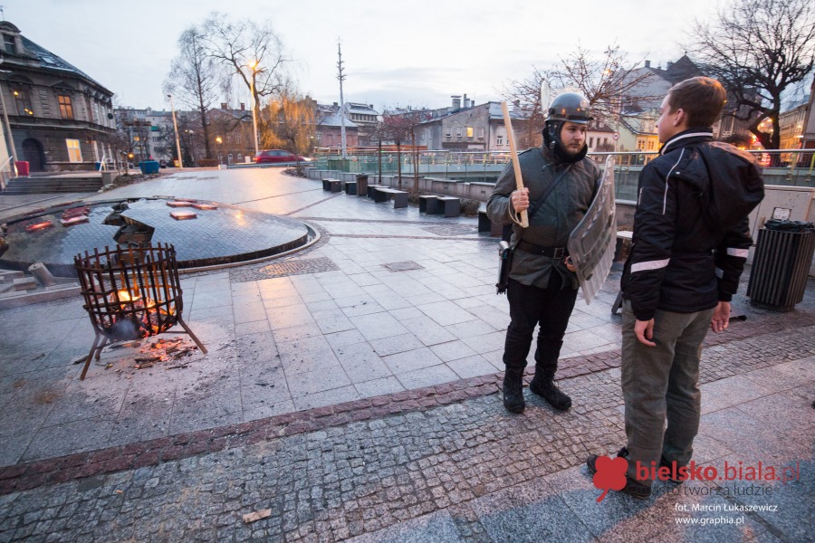 Mundurowi z pałami i koksowniki w centrum