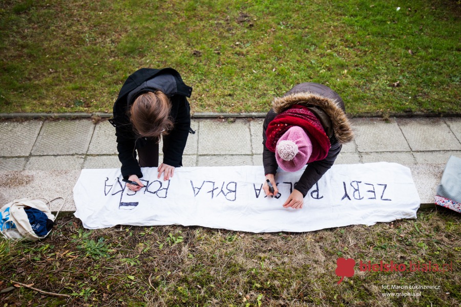 Mundurowi z pałami i koksowniki w centrum