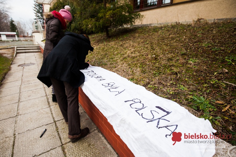 Mundurowi z pałami i koksowniki w centrum
