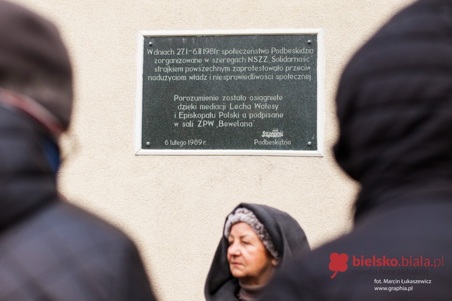 Mundurowi z pałami i koksowniki w centrum