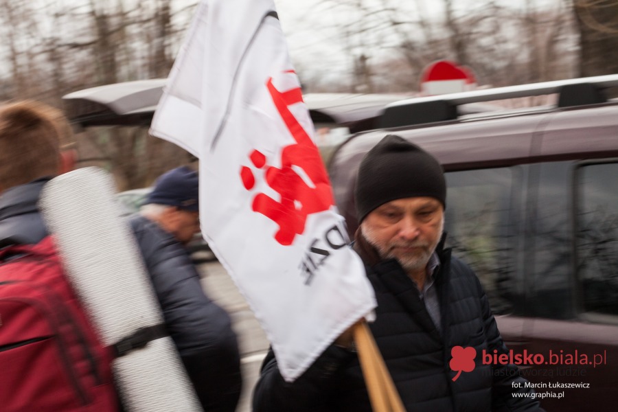 Mundurowi z pałami i koksowniki w centrum