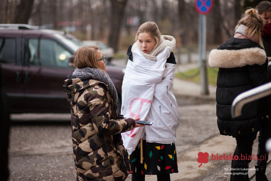 Mundurowi z pałami i koksowniki w centrum