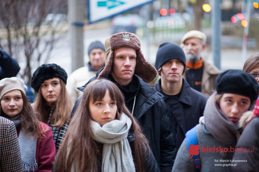 Mundurowi z pałami i koksowniki w centrum