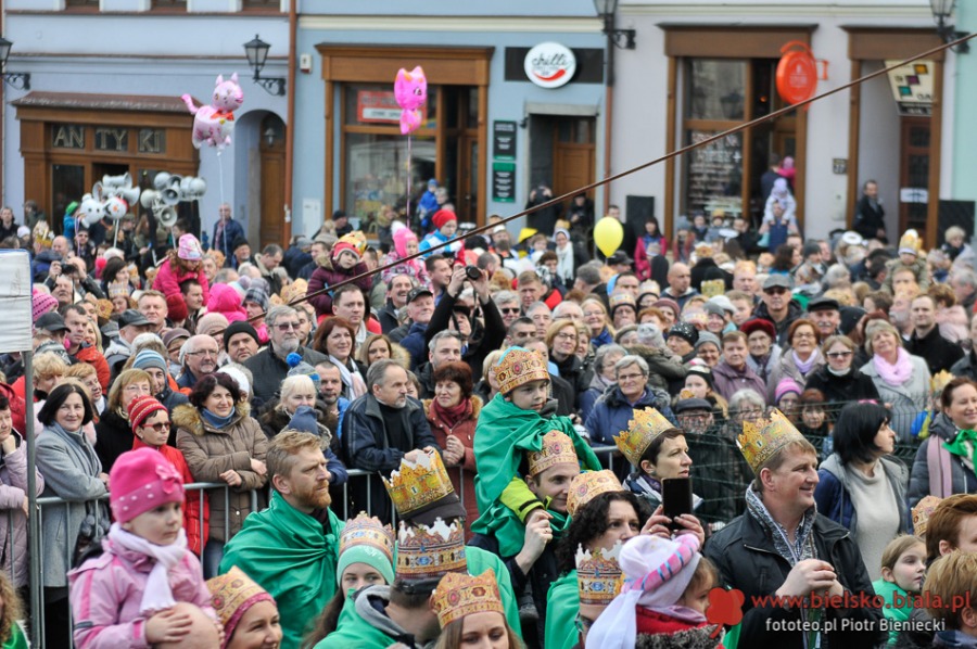 Orszak Trzech Króli z bielszczanami w koronach - foto