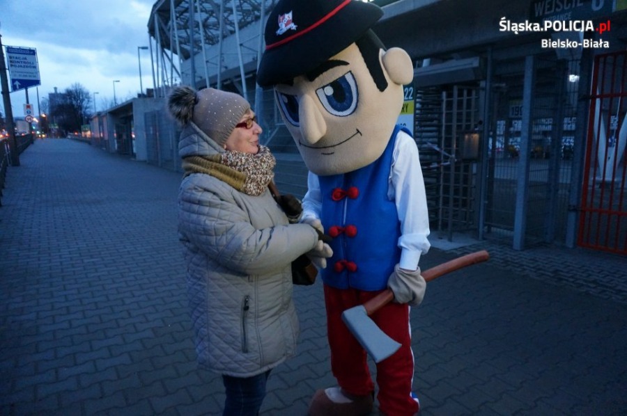 Akcja drogówki. Rozdawali seniorom bilety na TSP