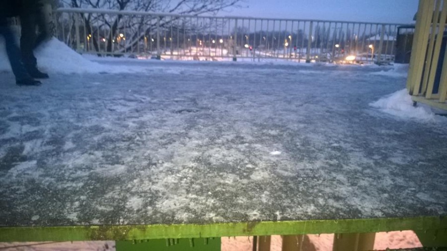 Lodowisko na kładce przy dworcu. Kto za to odpowiada? - foto