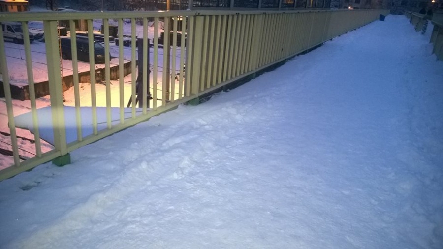 Lodowisko na kładce przy dworcu. Kto za to odpowiada? - foto