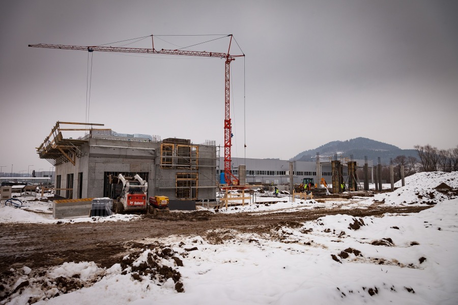 Budowa nowego browaru. Butelka zalana betonem - foto