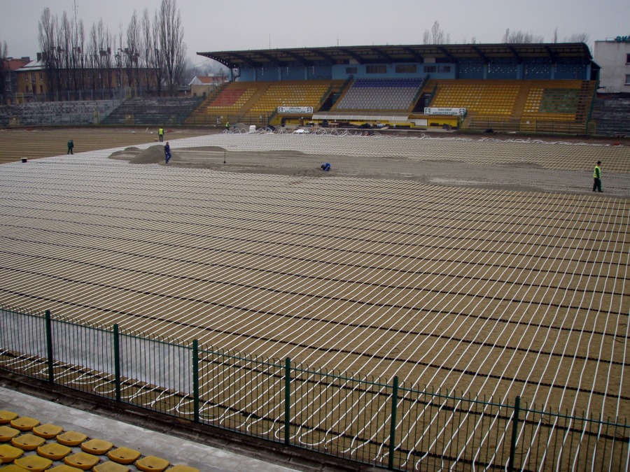 Z kaloryferów na stadion. Tak grzeją murawę - foto