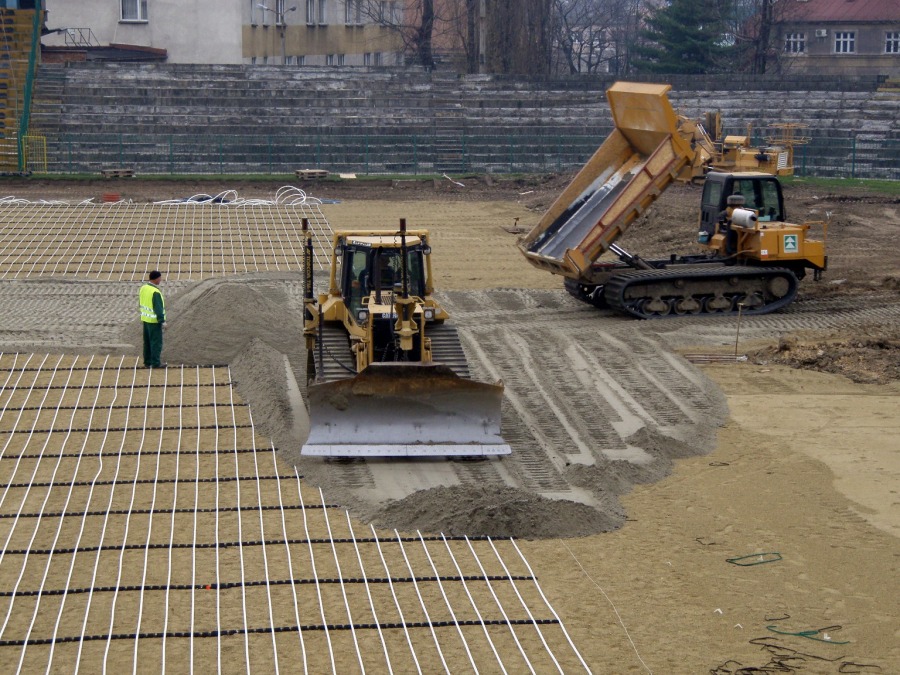 Z kaloryferów na stadion. Tak grzeją murawę - foto